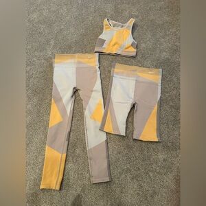 Nike women Yellow and Gray Patterned Leggings Set